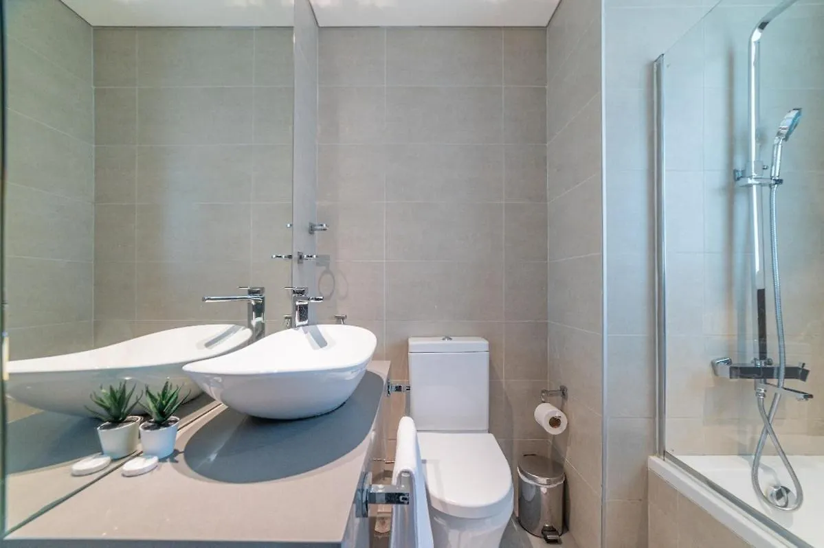 Luxurious 1-Br With Balcony & Views Business Bay Apartment Dubai